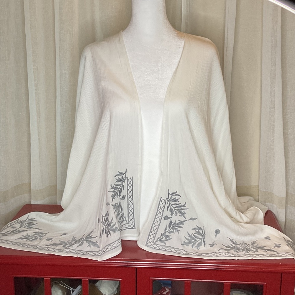Chic Wrap with Gray Leaf Design